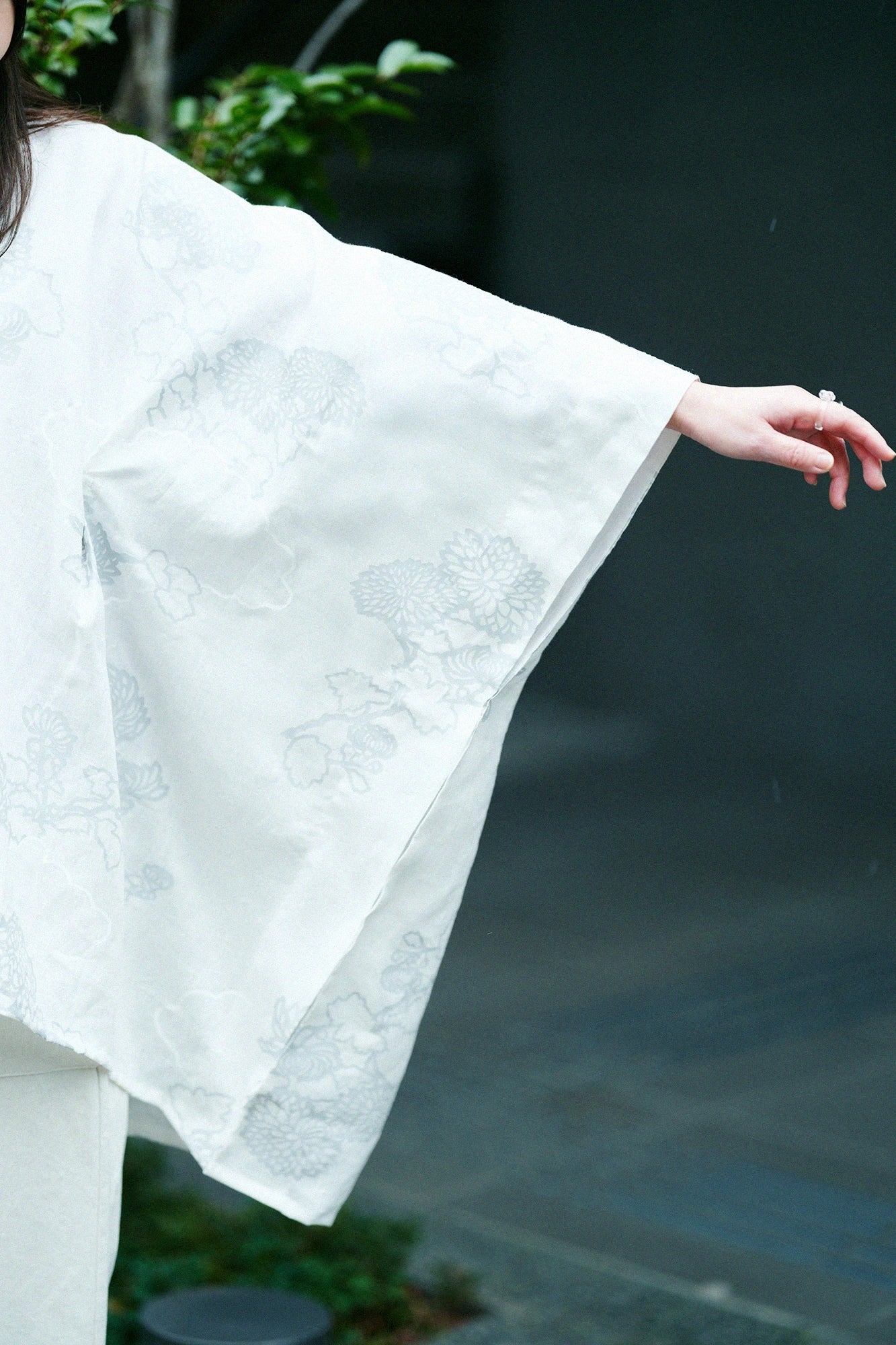 【Scheduled to ship around Mar 3】Linen Kisaragi Poncho／Kumodori with Chrysanthemum and Blank  White