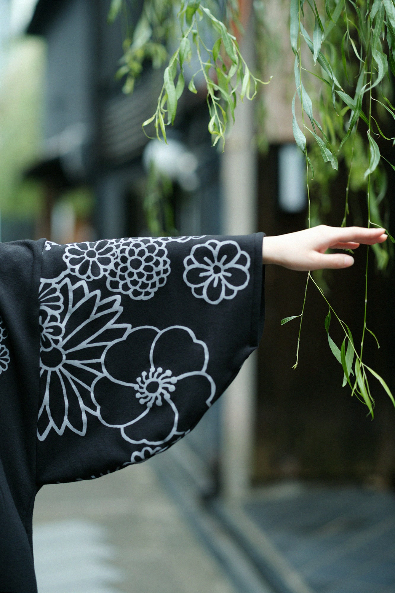 507y15☆長尺 袋帯 六通 金糸 斜め間道 モダン 黒☆美品 成人式 結婚式 袋帯 秀品 指輪 桜 金糸 箔 黒 六通 正絹 中古 : リユースセレクト