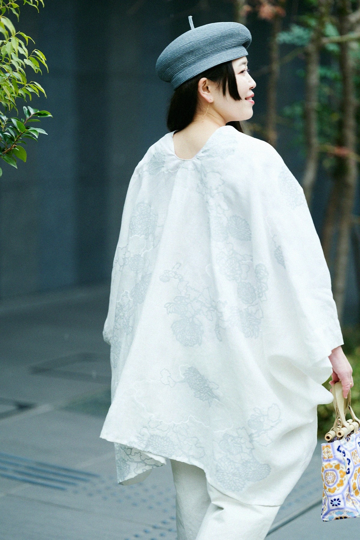 【Scheduled to ship around Mar 3】Linen Kisaragi Poncho／Kumodori with Chrysanthemum and Blank  White