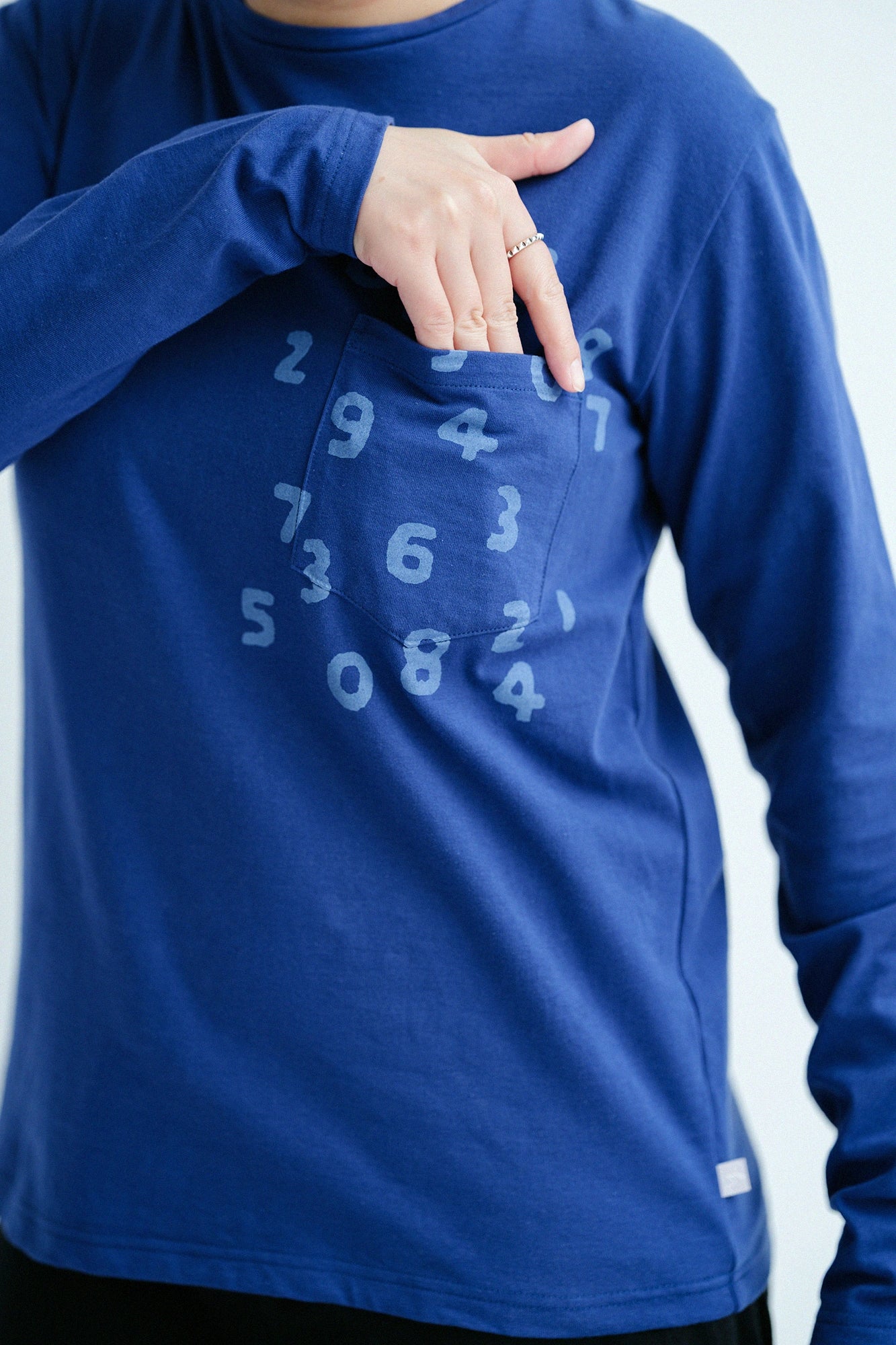【3月17日頃発送予定】プレーティング天竺 長袖ポケットTシャツ／ブルー