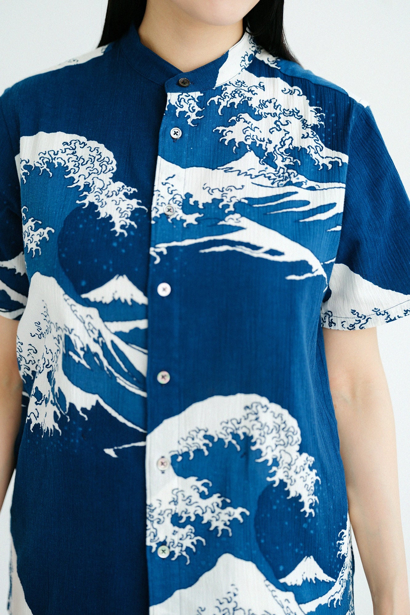 [Versand voraussichtlich um den 7. Juli] Takashima Chijimi 20/20 Indigodruck Kurzarmhemd mit Stehkragen SP 2.0/Hokusai (Hokusai) Die große Welle vor Kanagawa (Usushi)