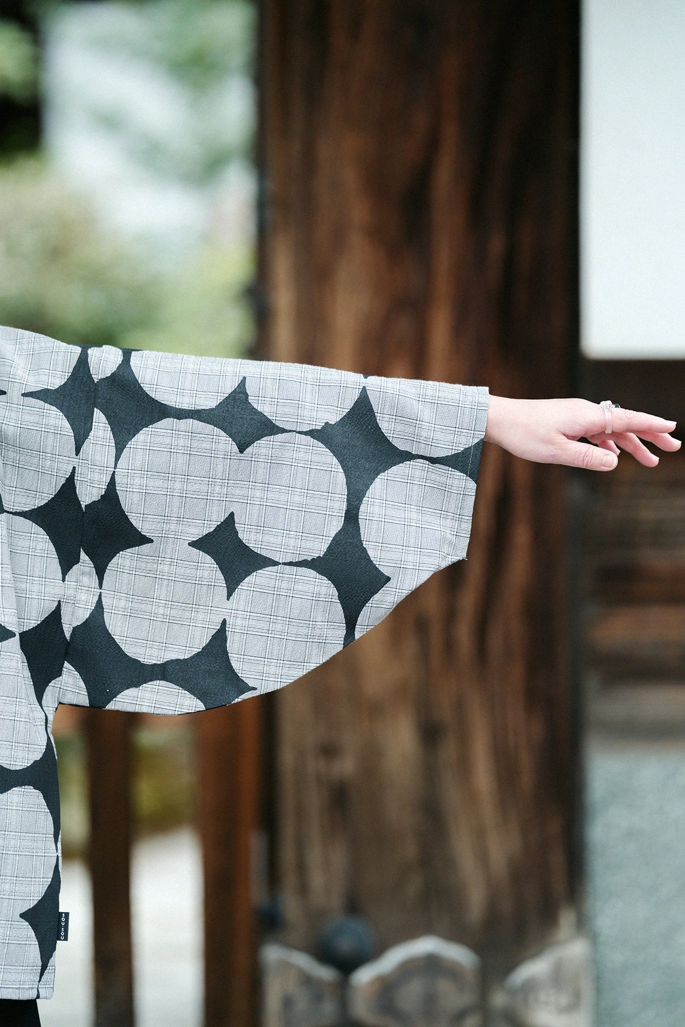 【Versand voraussichtlich ab 3. März】C/CM(R) Nagitashi-Kaku-i (四角iges Kleidungsstück mit Nagitashi-Muster) / Ohajiki Usuzumi-Kōshi (feines Gittermuster in hellem Tuschgrau) 