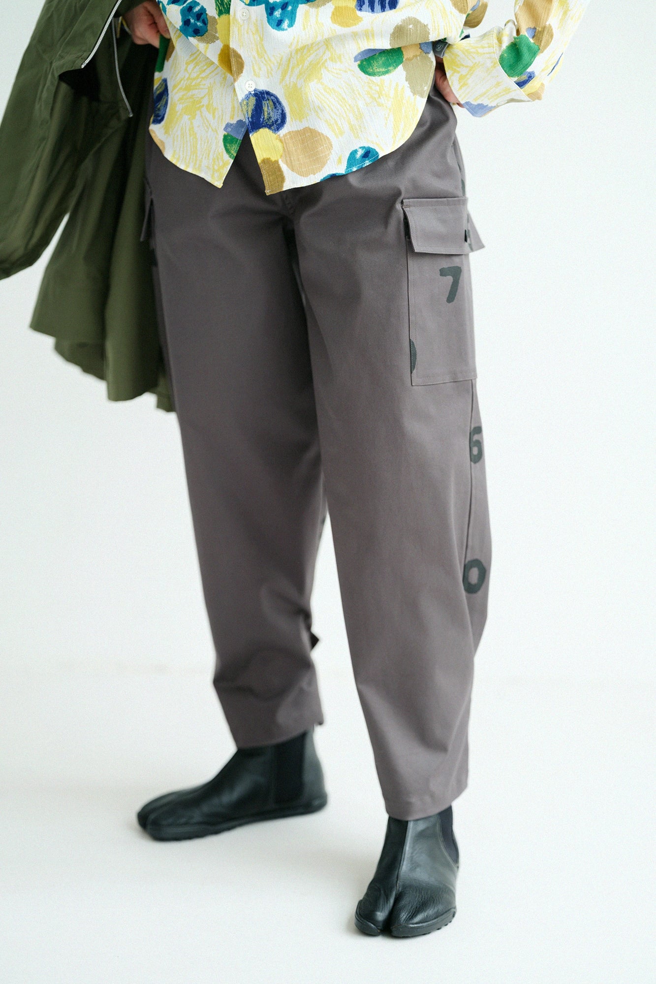  Stretch-Cargohose aus Chinostoff/StahlgrauSO-SU-U