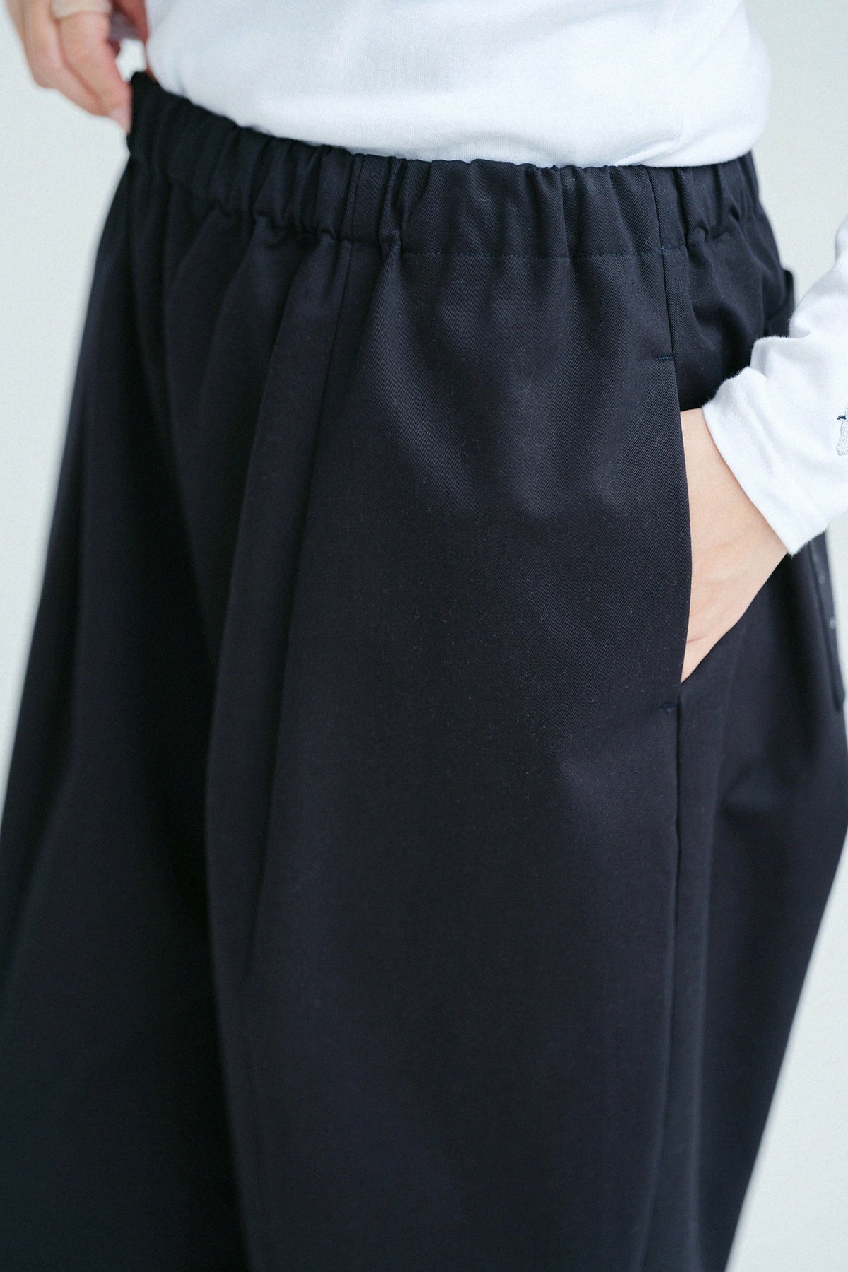 【10月6日頃発送予定】ストレッチチノクロス バレルレッグパンツ／ダークネイビー