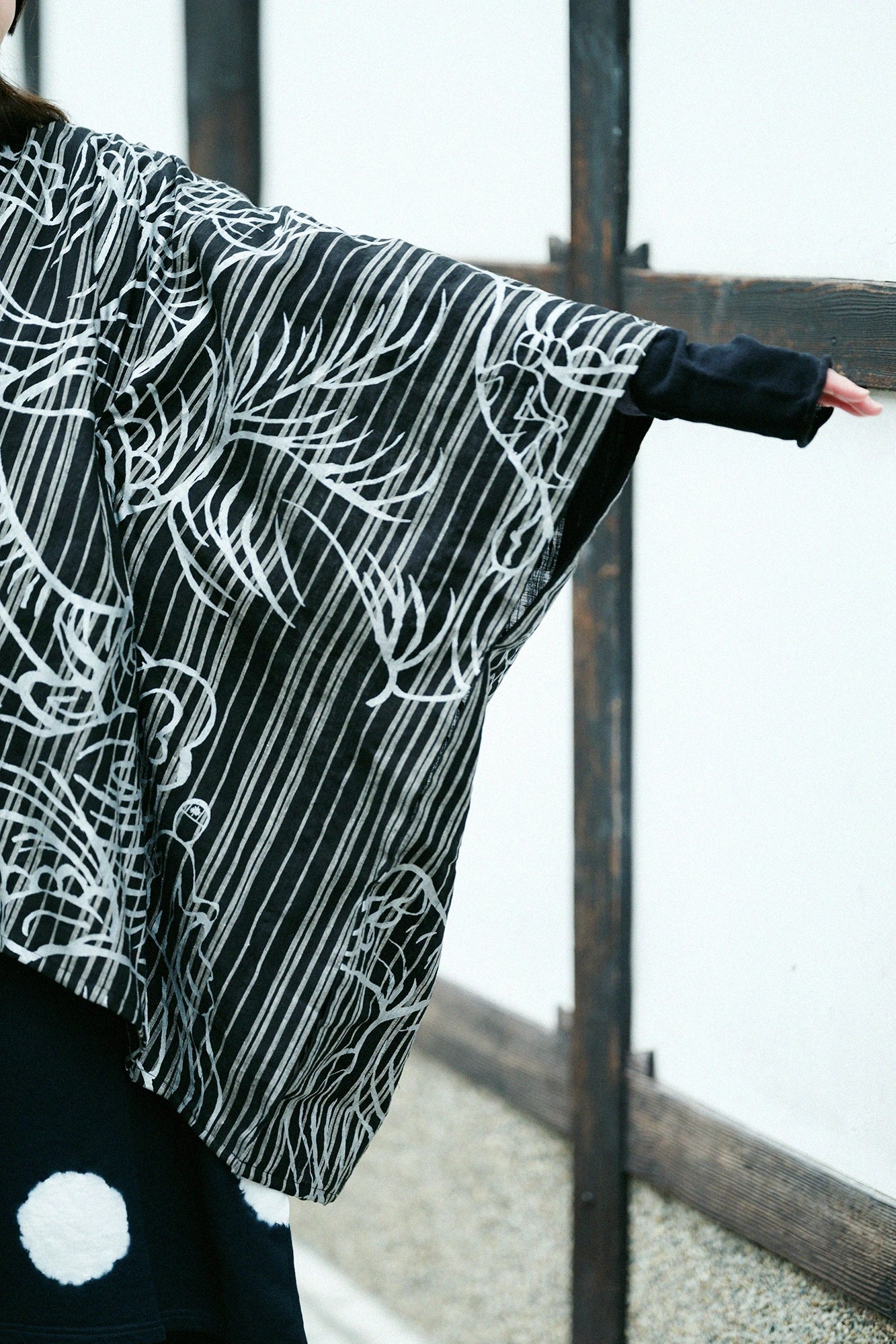 【Scheduled to ship around Mar 3】Linen Kisaragi Poncho／flying elephants and Blank Black Striped