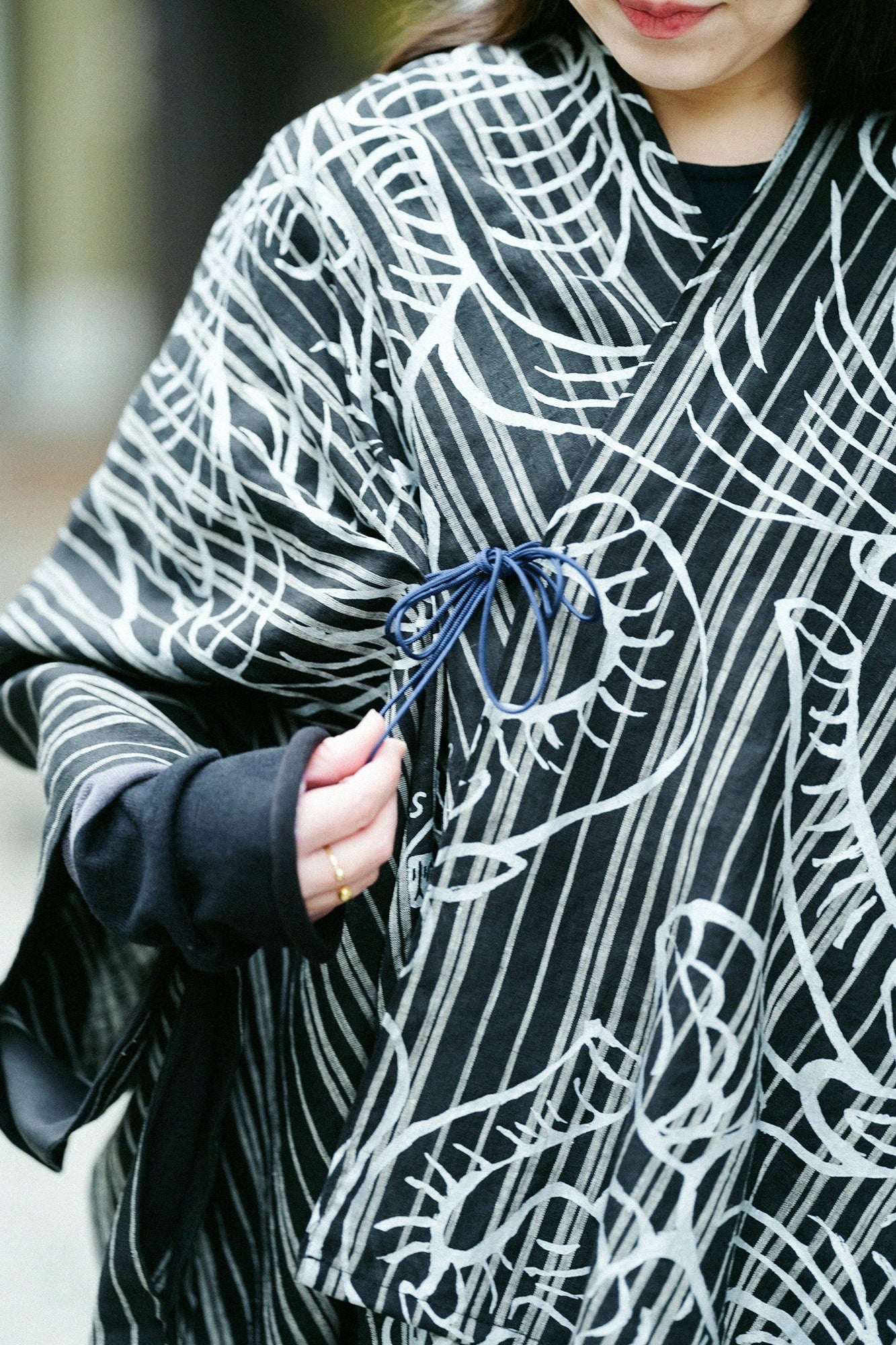 【Scheduled to ship around Mar 3】Linen Kisaragi Poncho／flying elephants and Blank Black Striped