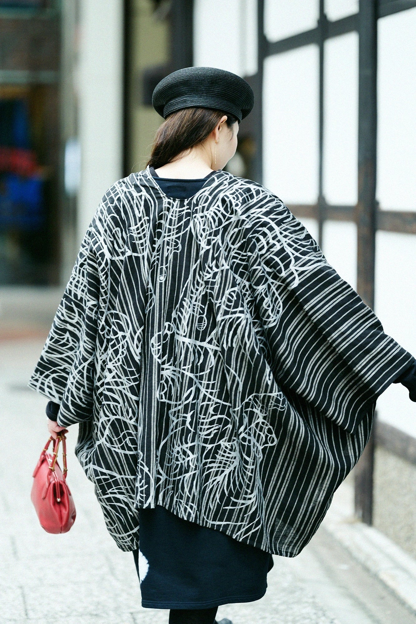 【Scheduled to ship around Mar 3】Linen Kisaragi Poncho／flying elephants and Blank Black Striped