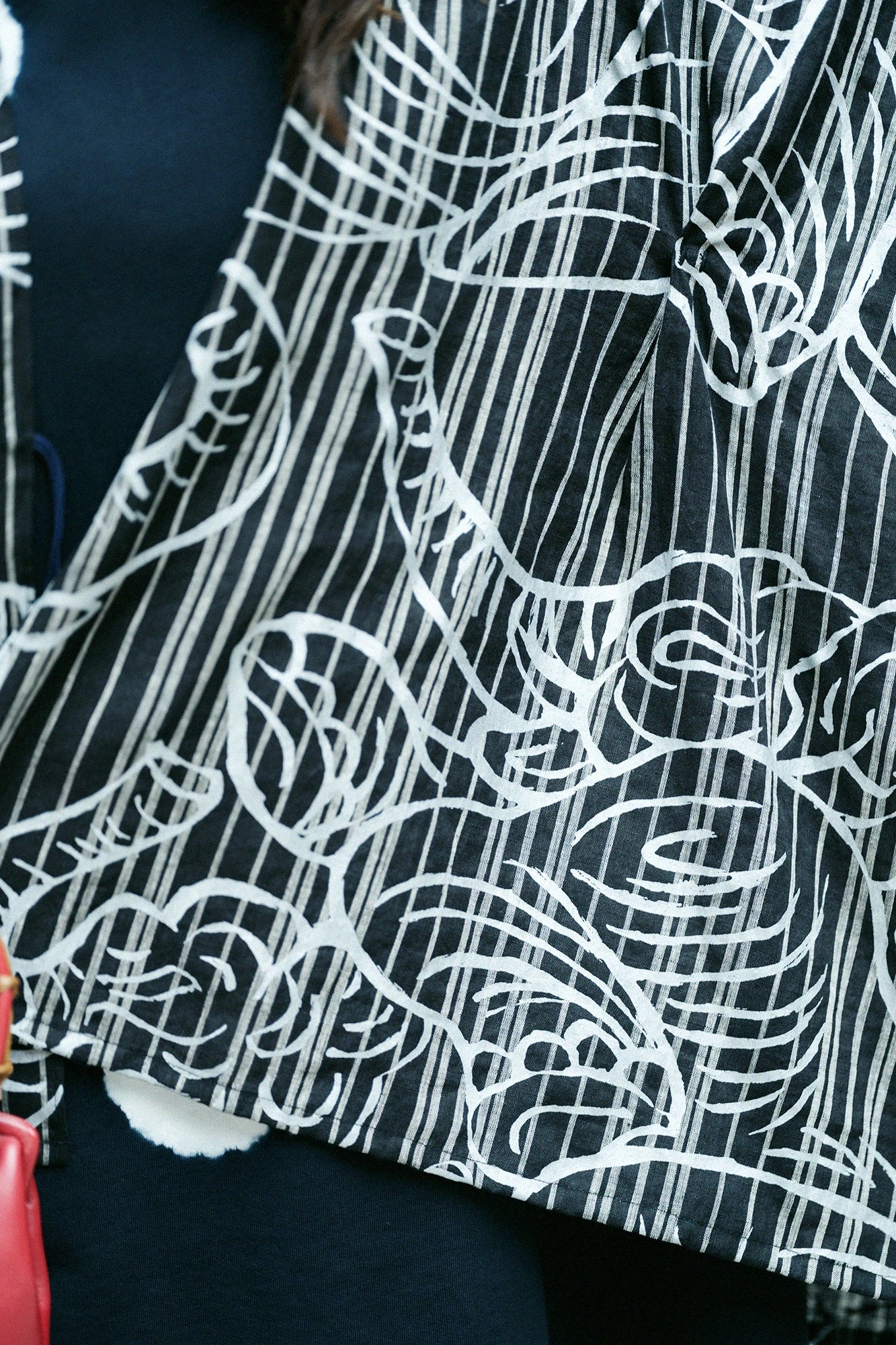 【Scheduled to ship around Mar 3】Linen Kisaragi Poncho／flying elephants and Blank Black Striped