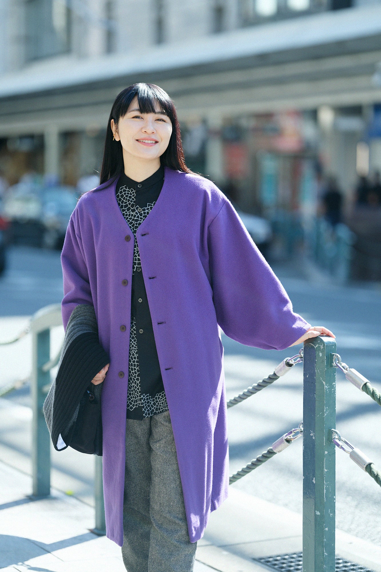 粗花呢 圓弧袖長版襯衫／雲間菊和留白 黑色