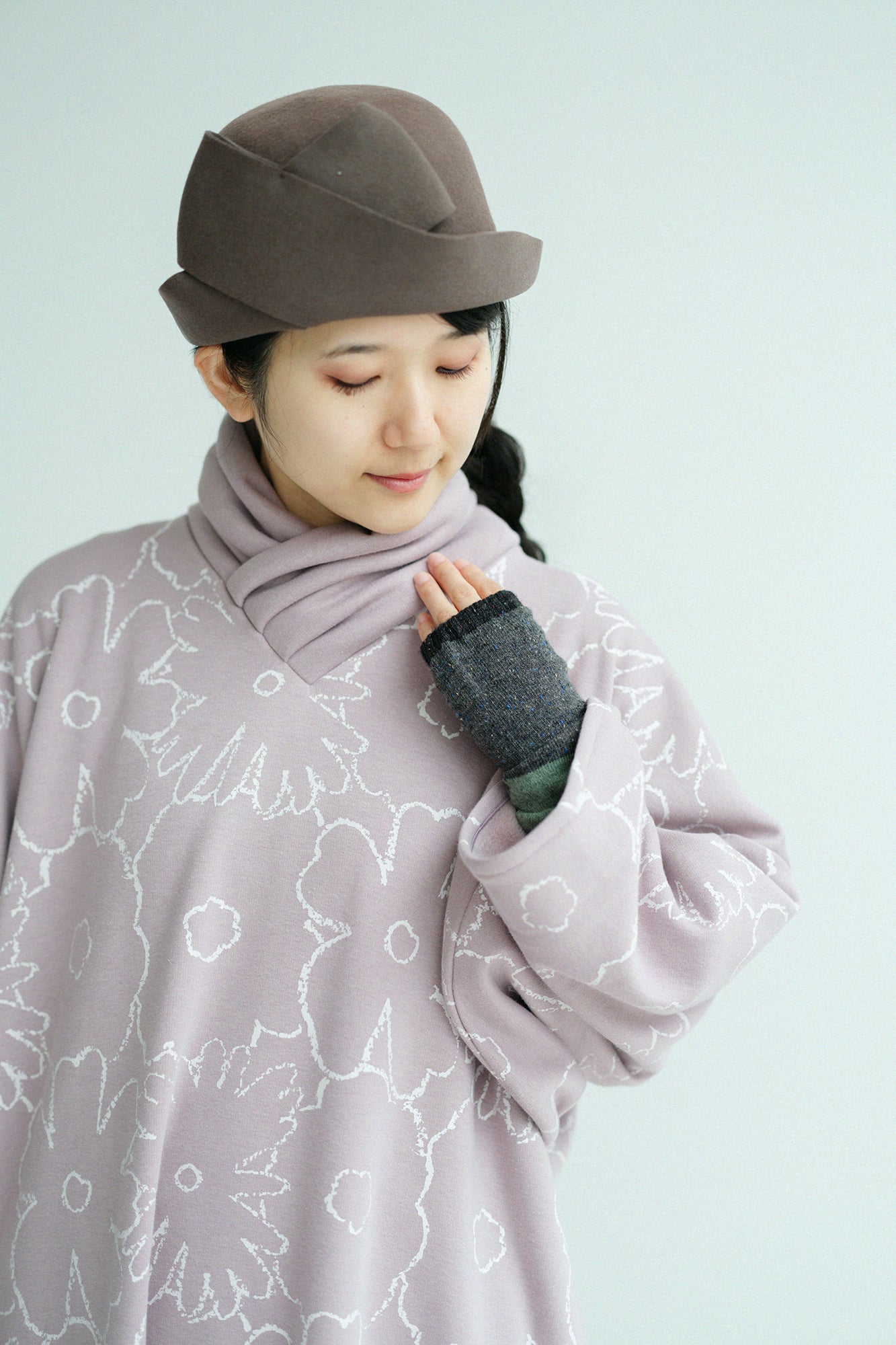 裏仿毛 針織 高領圓弧袖長方形洋裝／落落大方塗鴉 灰粉紅色