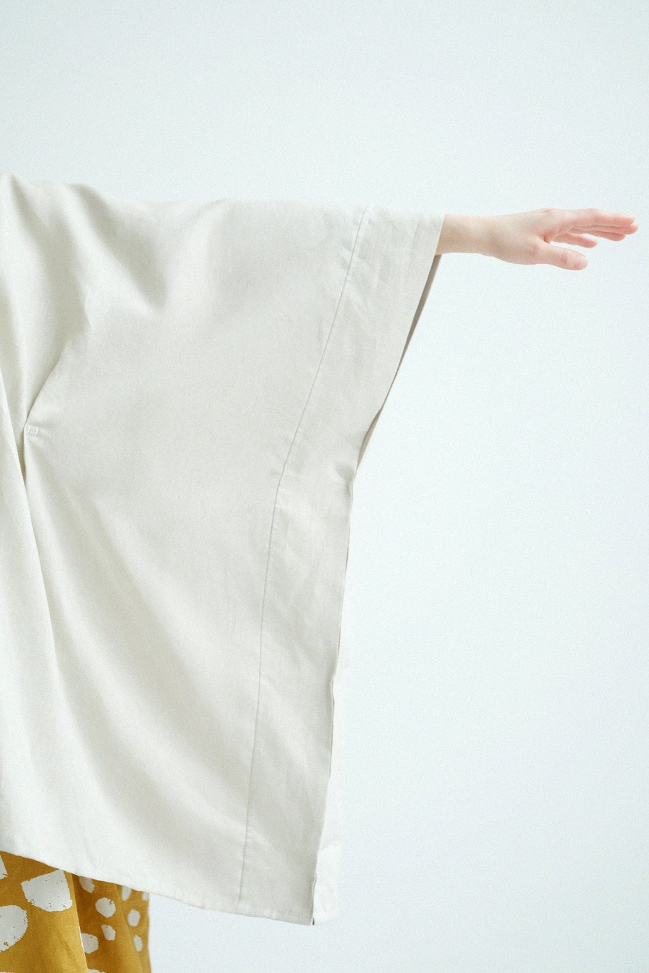 【Scheduled to ship around Mar 3】Linen Kisaragi Poncho／Greyish White