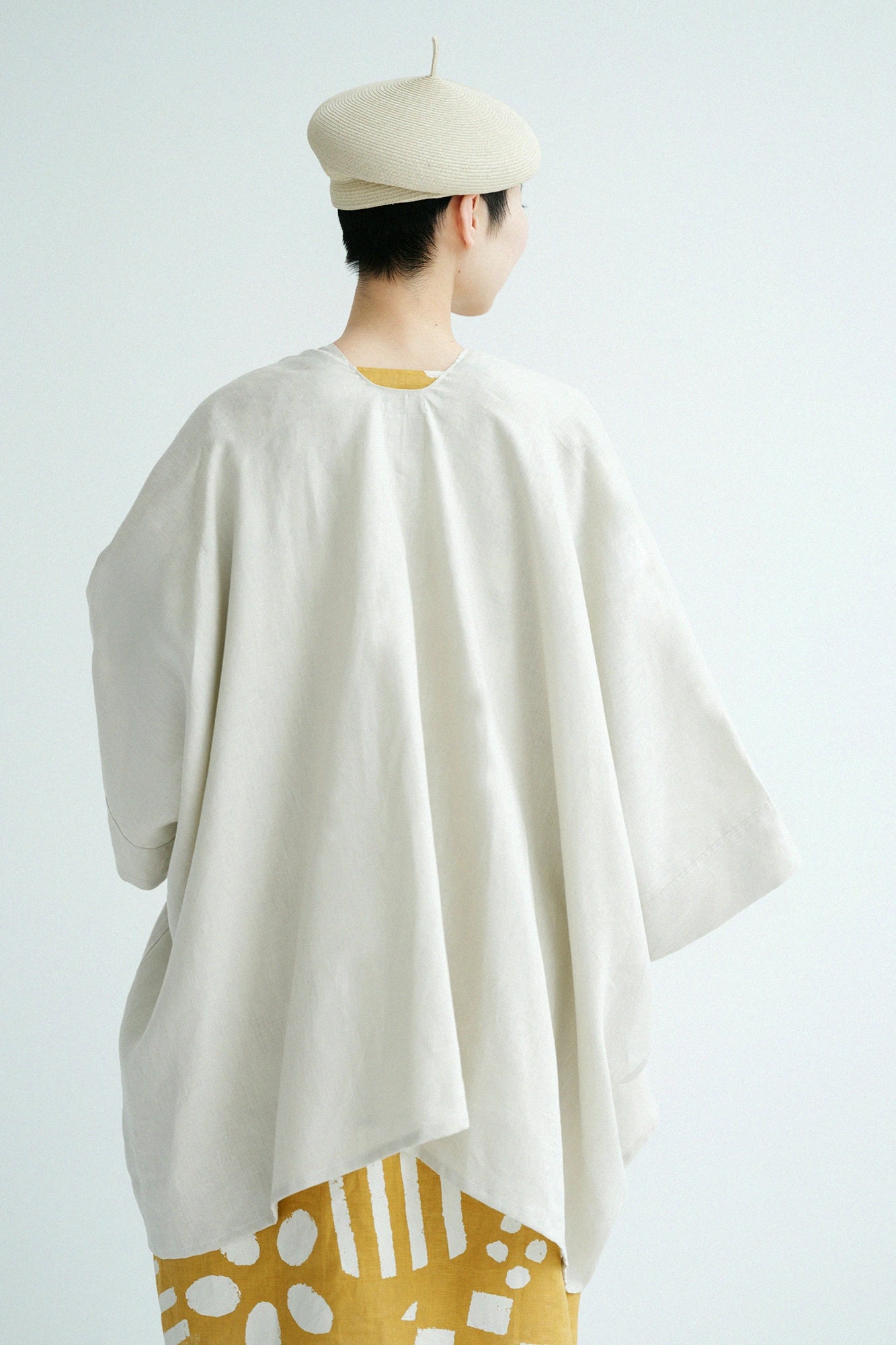 【Scheduled to ship around Mar 3】Linen Kisaragi Poncho／Greyish White