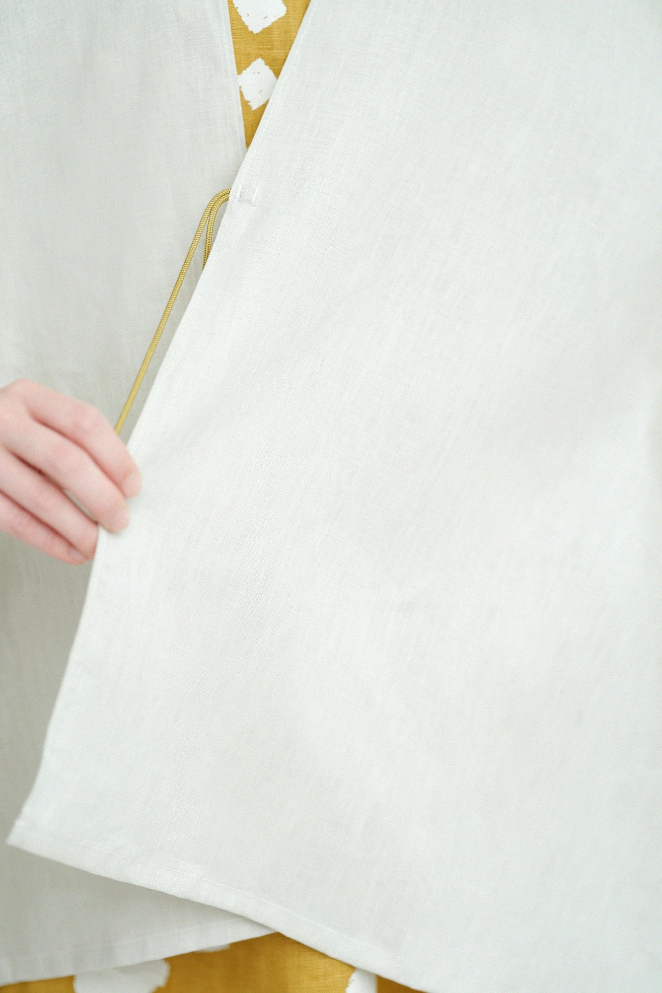 【Scheduled to ship around Mar 3】Linen Kisaragi Poncho／Greyish White