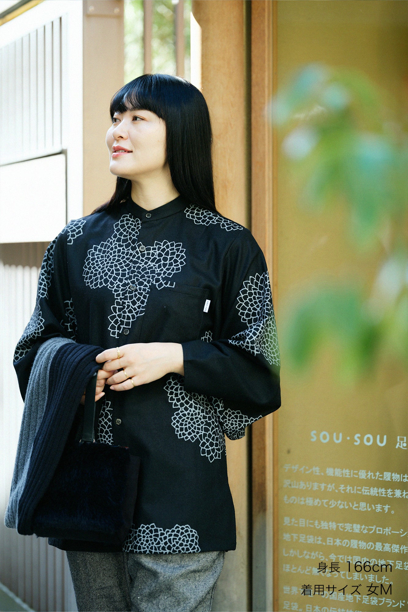 粗花呢 圓弧袖長版襯衫／雲間菊和留白 黑色