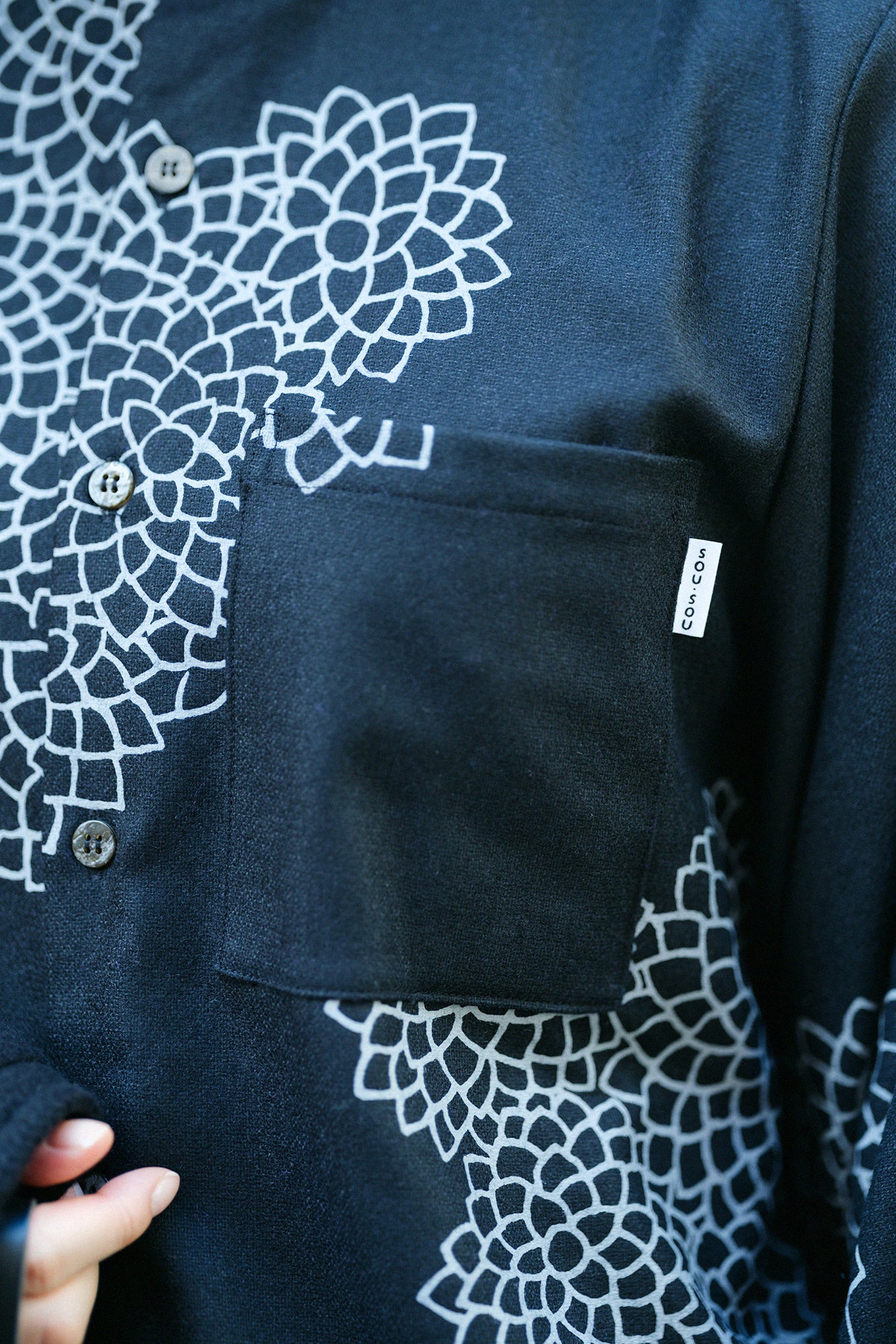 粗花呢 圓弧袖長版襯衫／雲間菊和留白 黑色