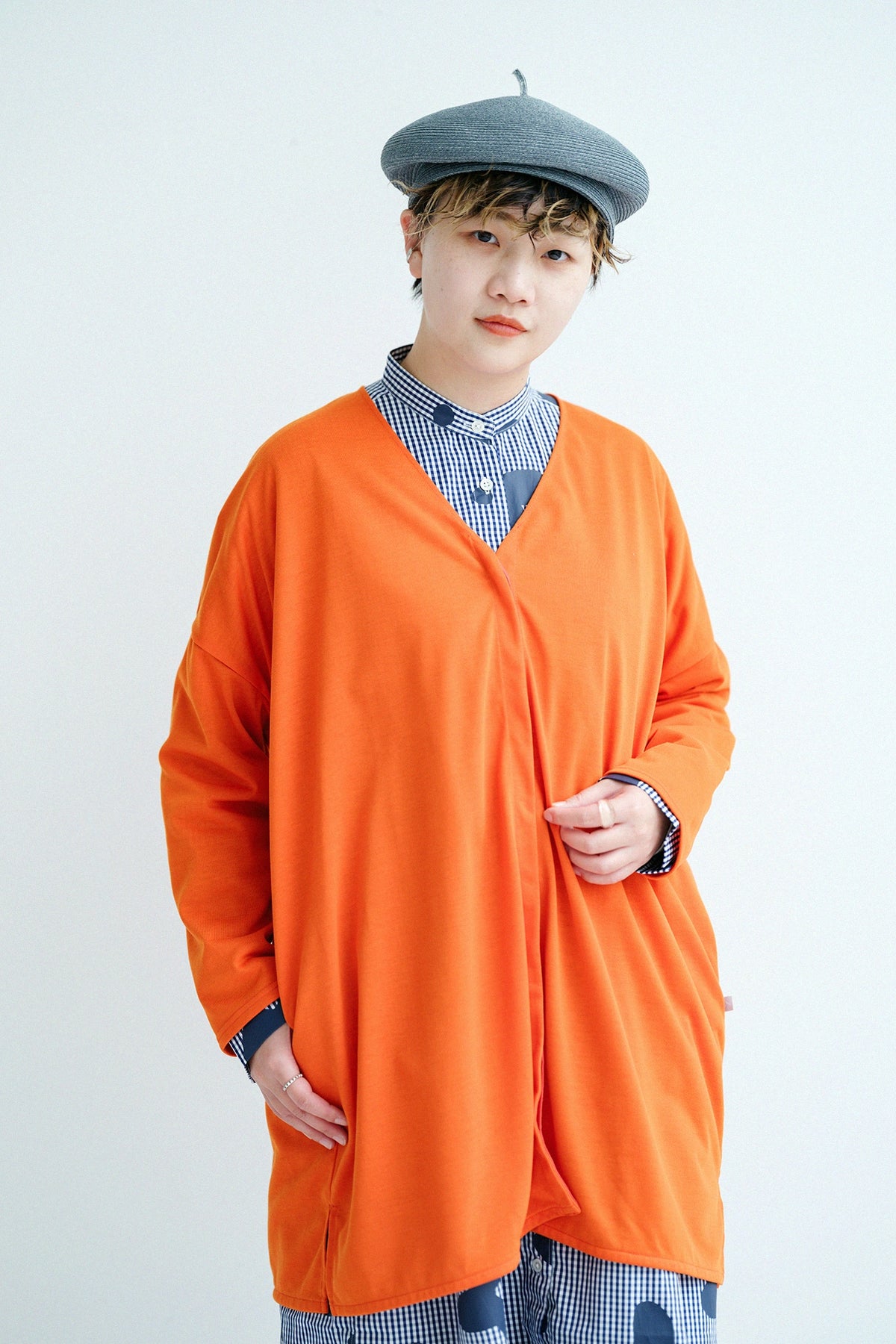 [Expédition prévue vers le 17 mars] Manteau tunique léger à col en V en jersey de fils parallèles/orange chromé