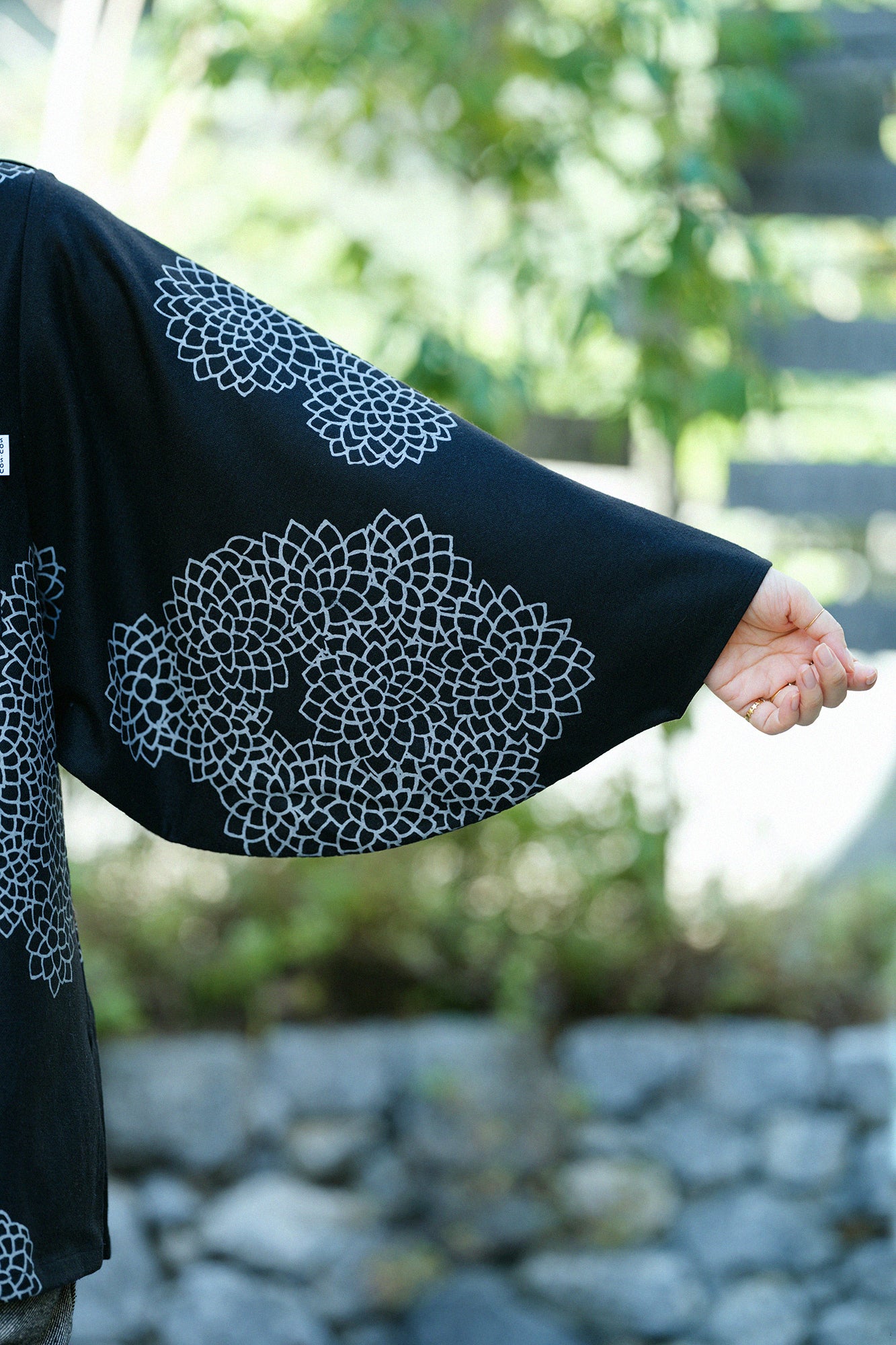 粗花呢 圓弧袖長版襯衫／雲間菊和留白 黑色