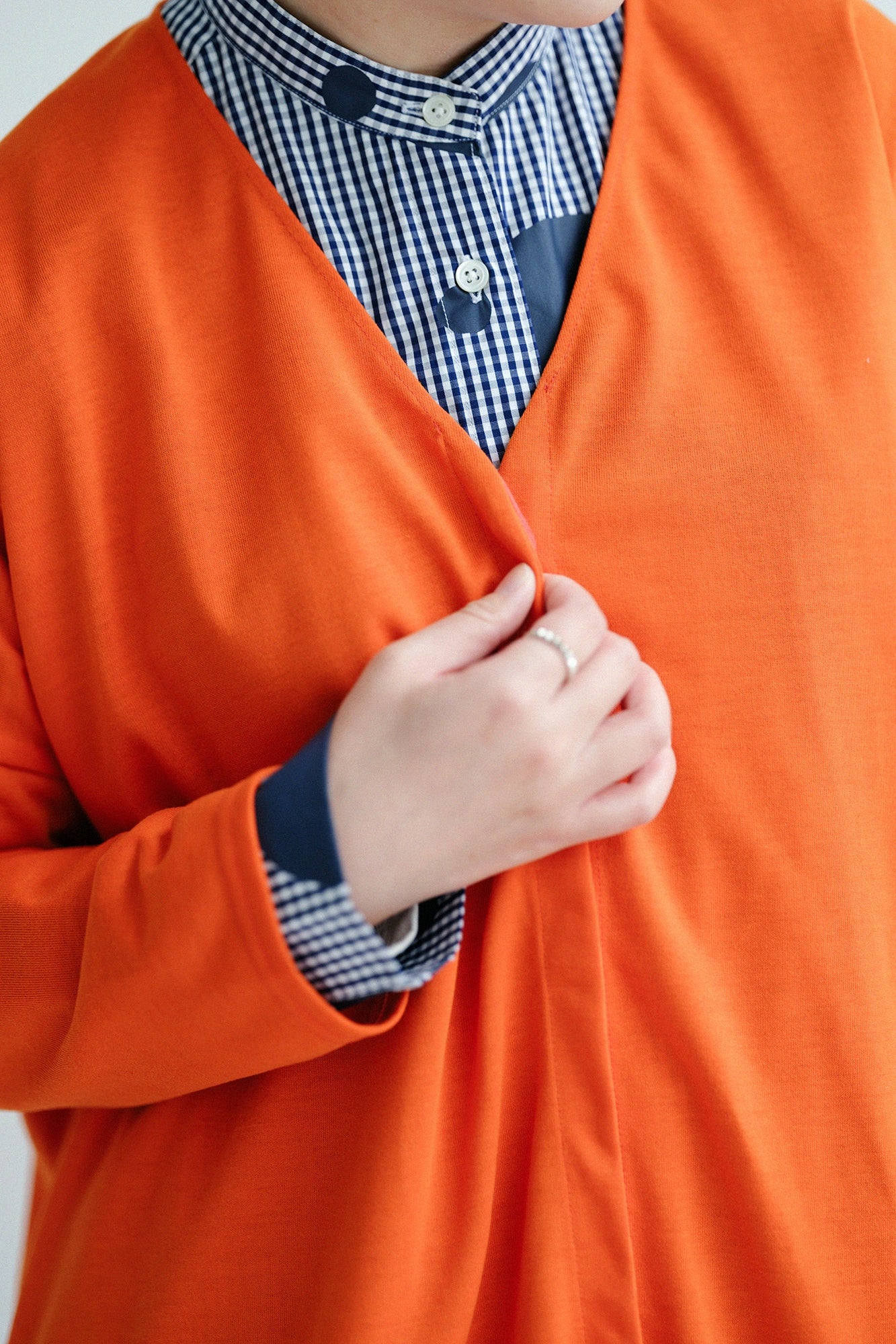 [Expédition prévue vers le 17 mars] Manteau tunique léger à col en V en jersey de fils parallèles/orange chromé