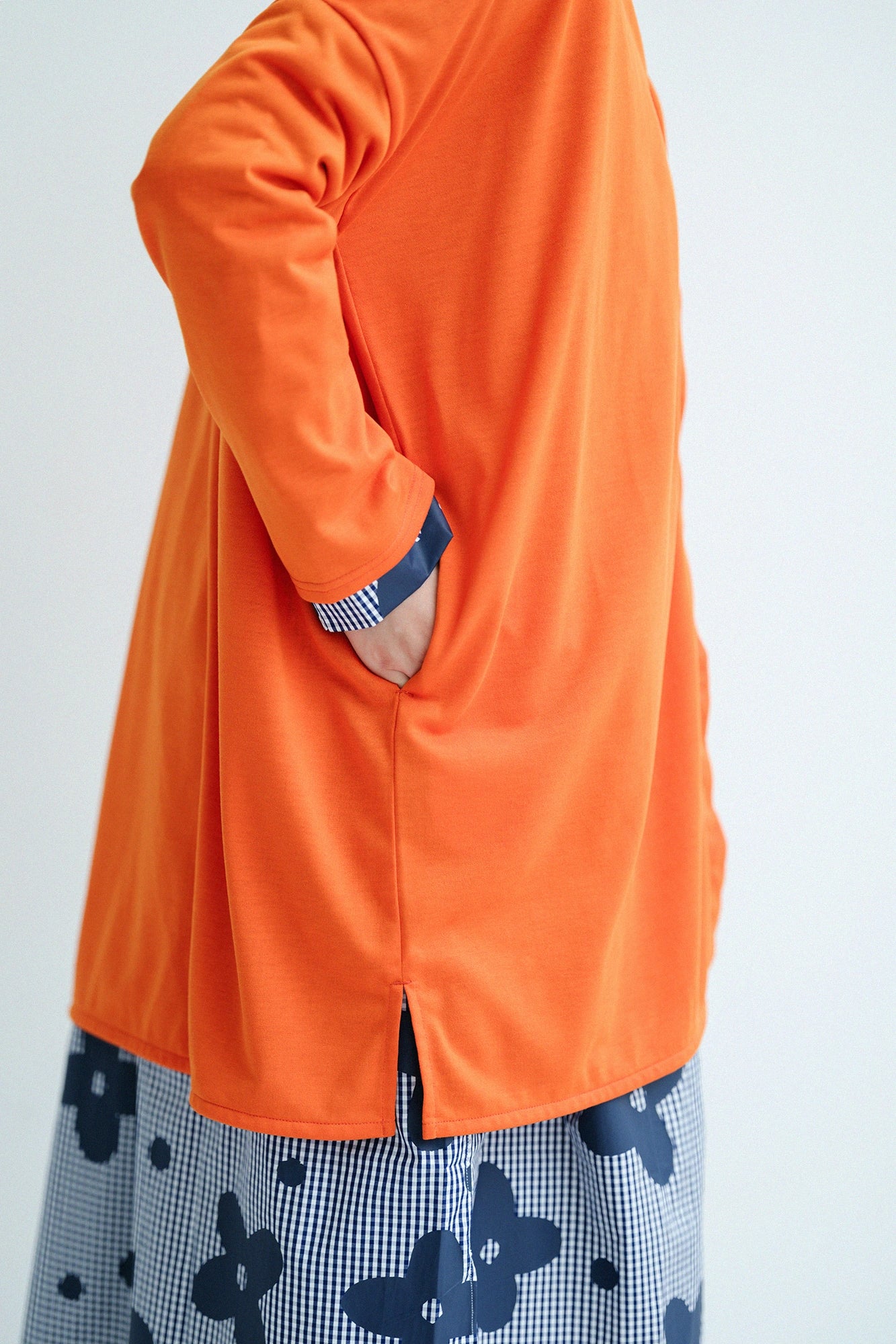[Expédition prévue vers le 17 mars] Manteau tunique léger à col en V en jersey de fils parallèles/orange chromé