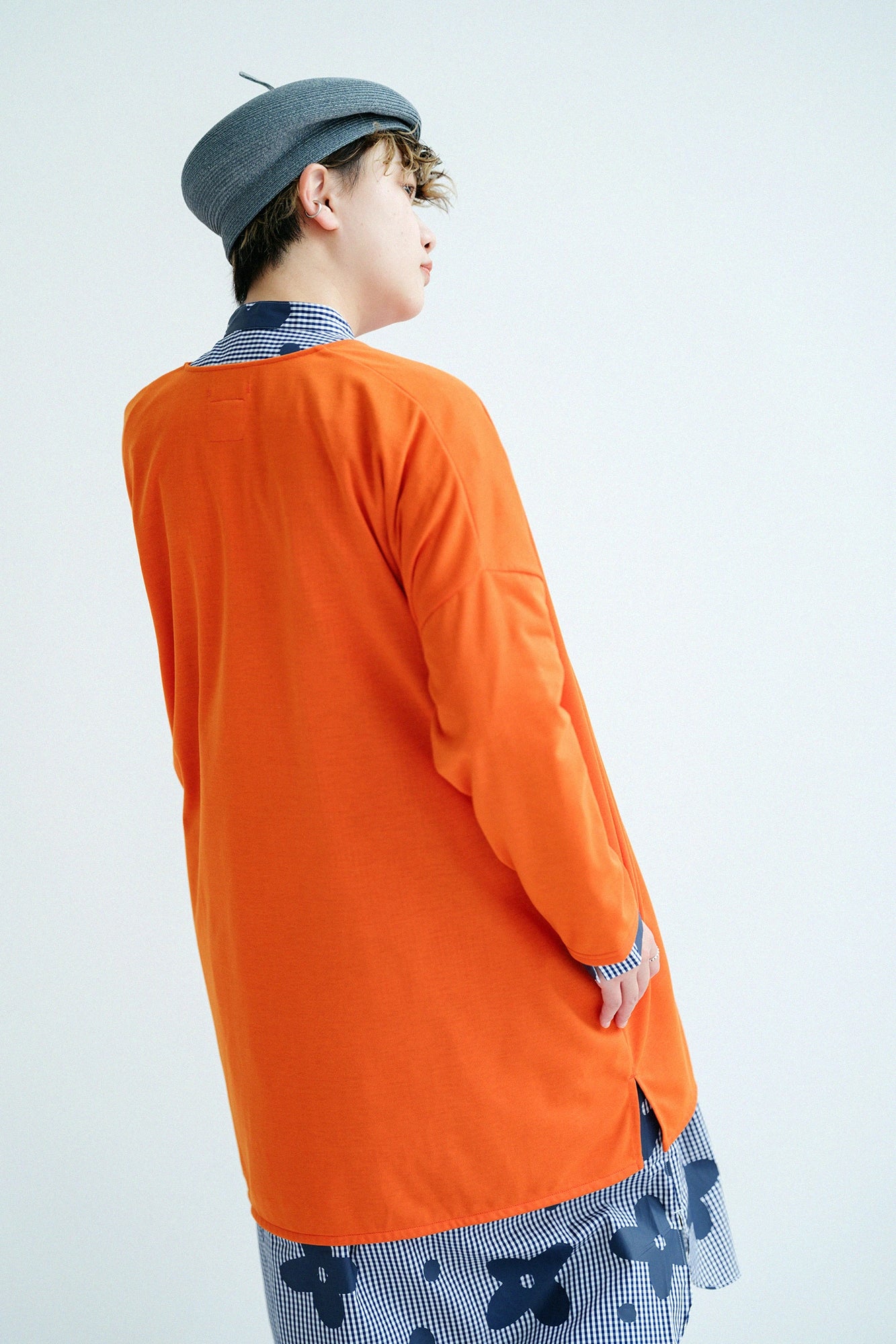 [Expédition prévue vers le 17 mars] Manteau tunique léger à col en V en jersey de fils parallèles/orange chromé