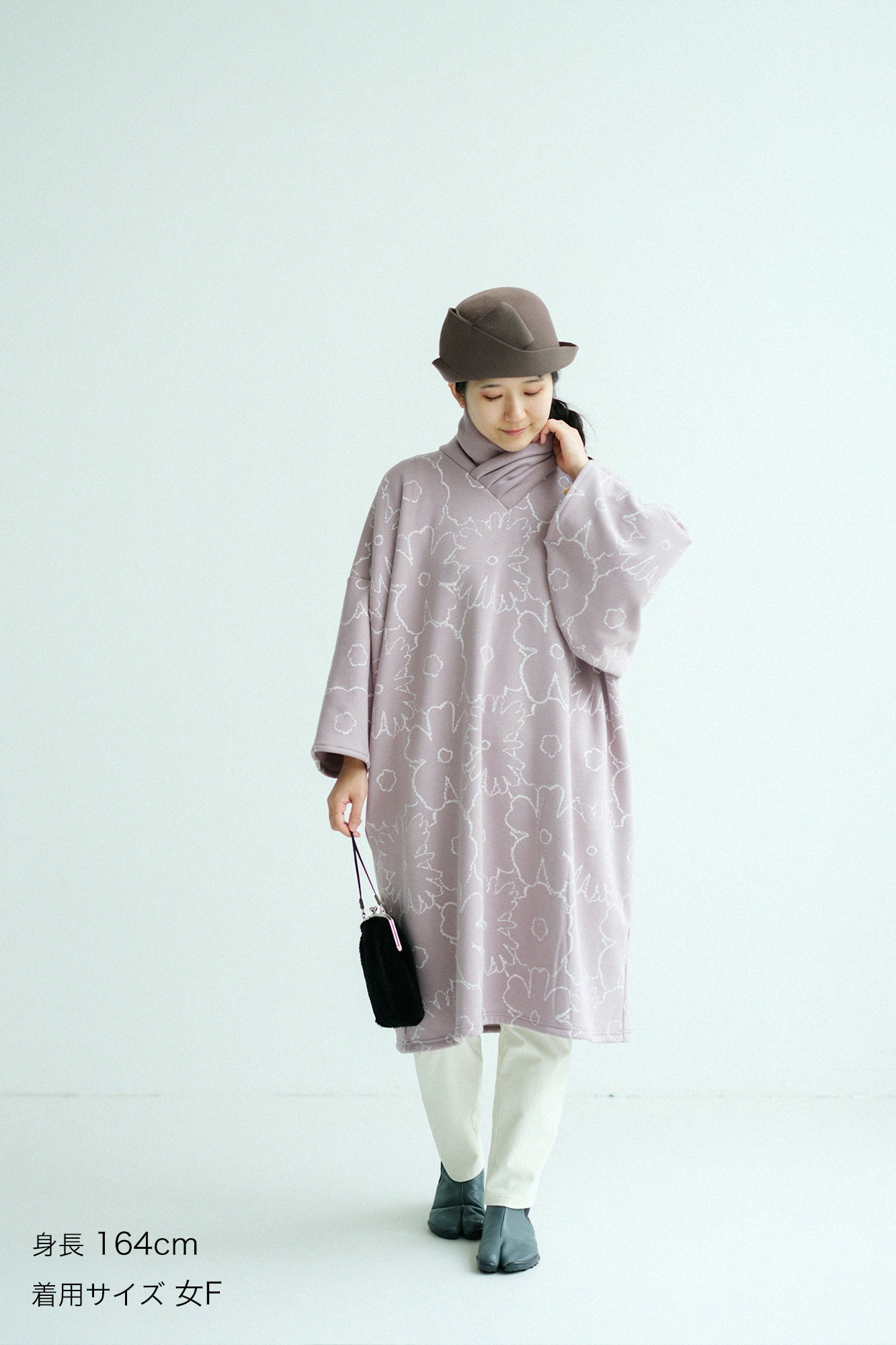 裏仿毛 針織 高領圓弧袖長方形洋裝／落落大方塗鴉 灰粉紅色