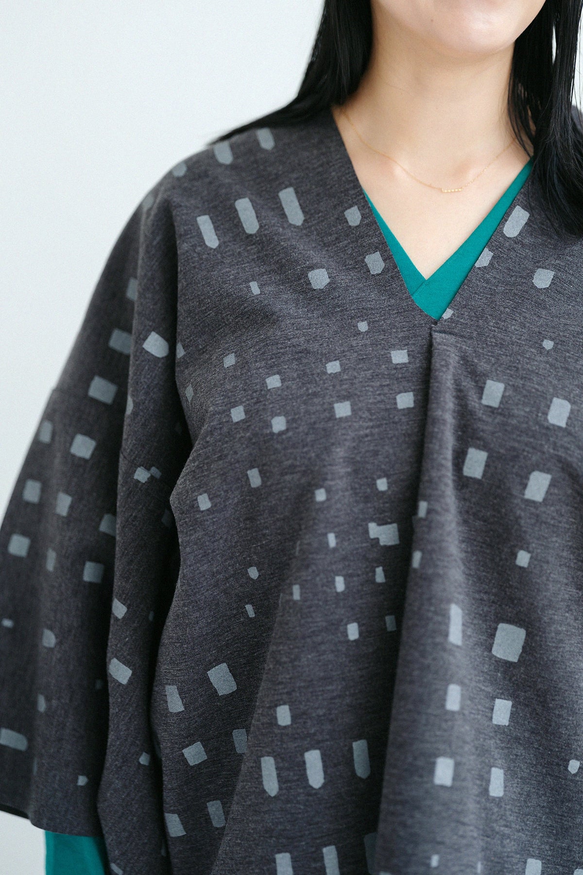 【Ships Ard 9/22】Double-knit V Neck Kimono Sleeve Kantoui Short／Window Grey Ink