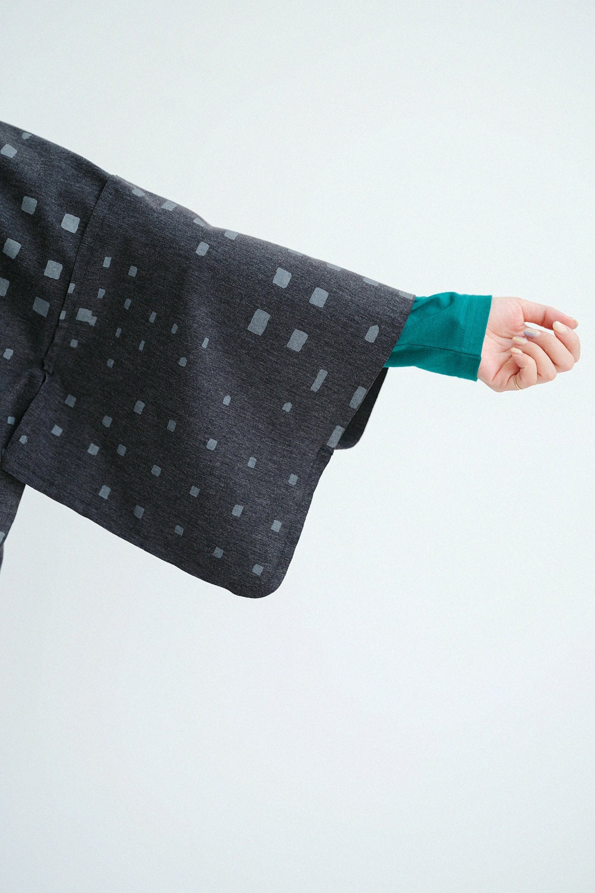 【Ships Ard 9/22】Double-knit V Neck Kimono Sleeve Kantoui Short／Window Grey Ink