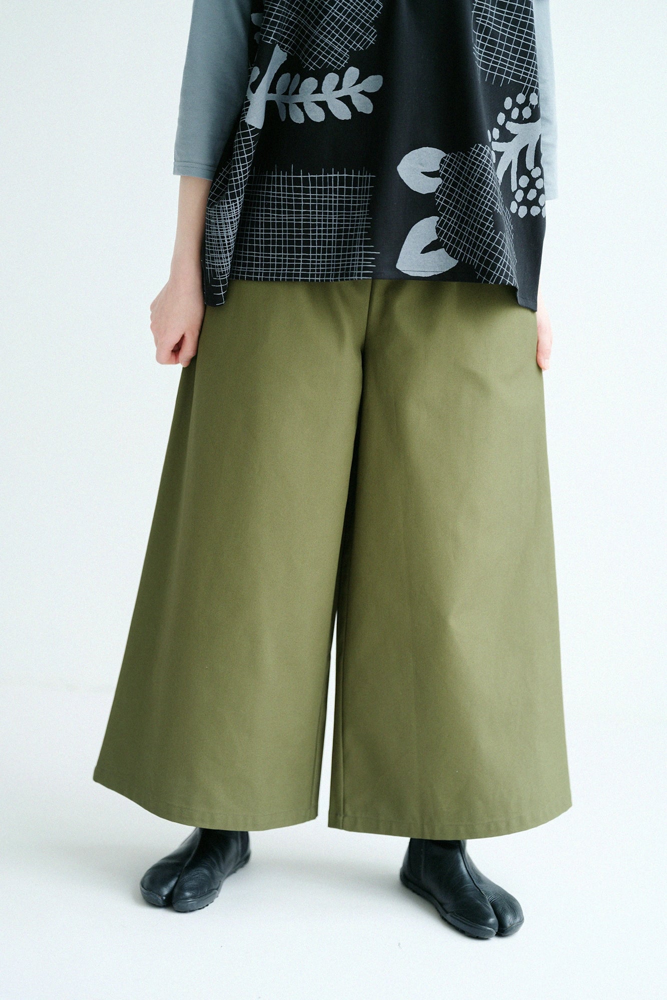 【3月3日頃発送予定】11号帆布 広形（ひろなり）もんぺ／苔色（こけいろ）