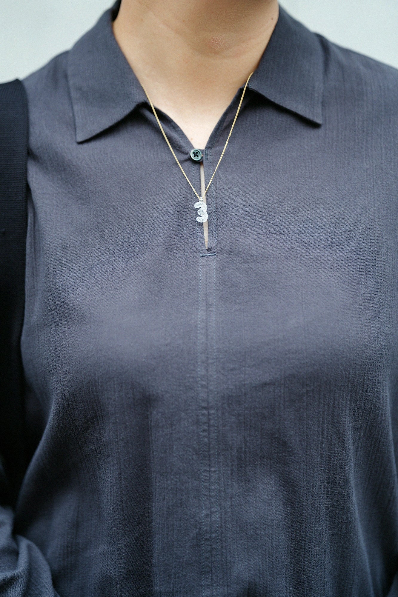 【3月17日頃発送予定】高島縮 20/20 スキッパーシャツ／濃鉛（こいなまり）