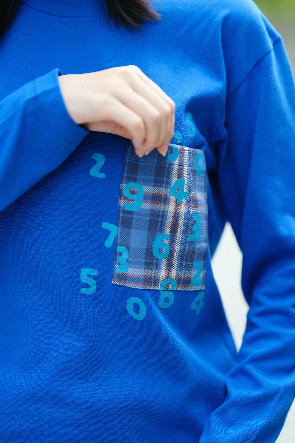 【กำหนดจัดส่งประมาณวันที่ 29 กันยายน】เสื้อยืดแขนยาวแบบมีกระเป๋า [5.6] / Royal Blue × SO-SU-U Kon 