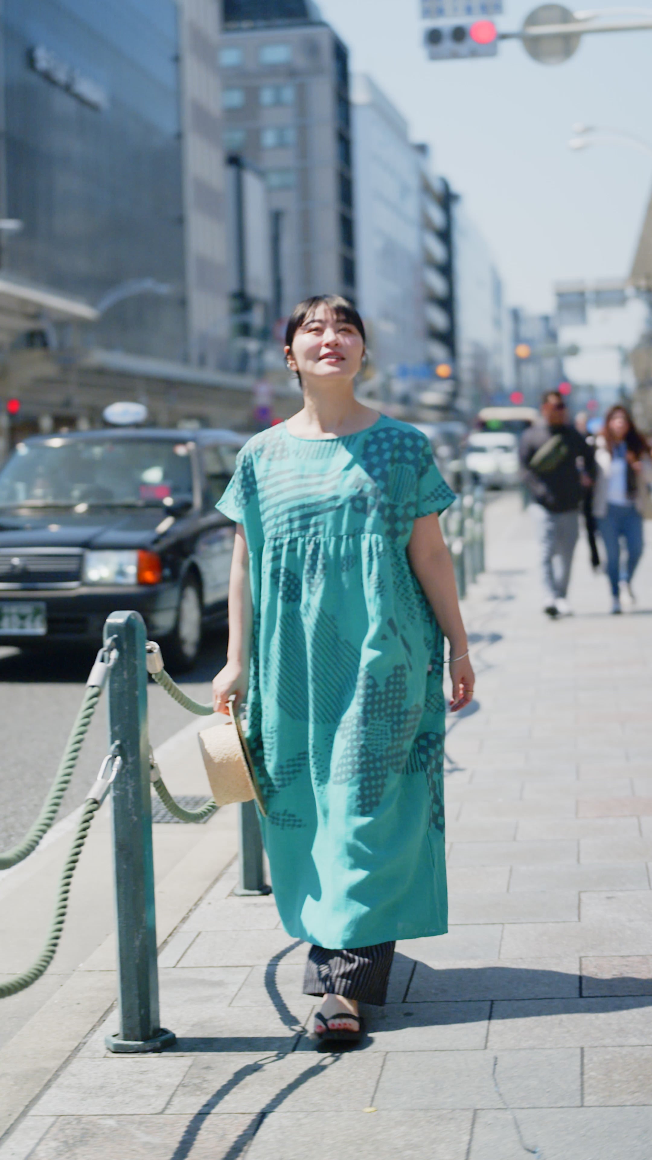リネン リンクルワンピース／小花（こばな）ちらし ブラック