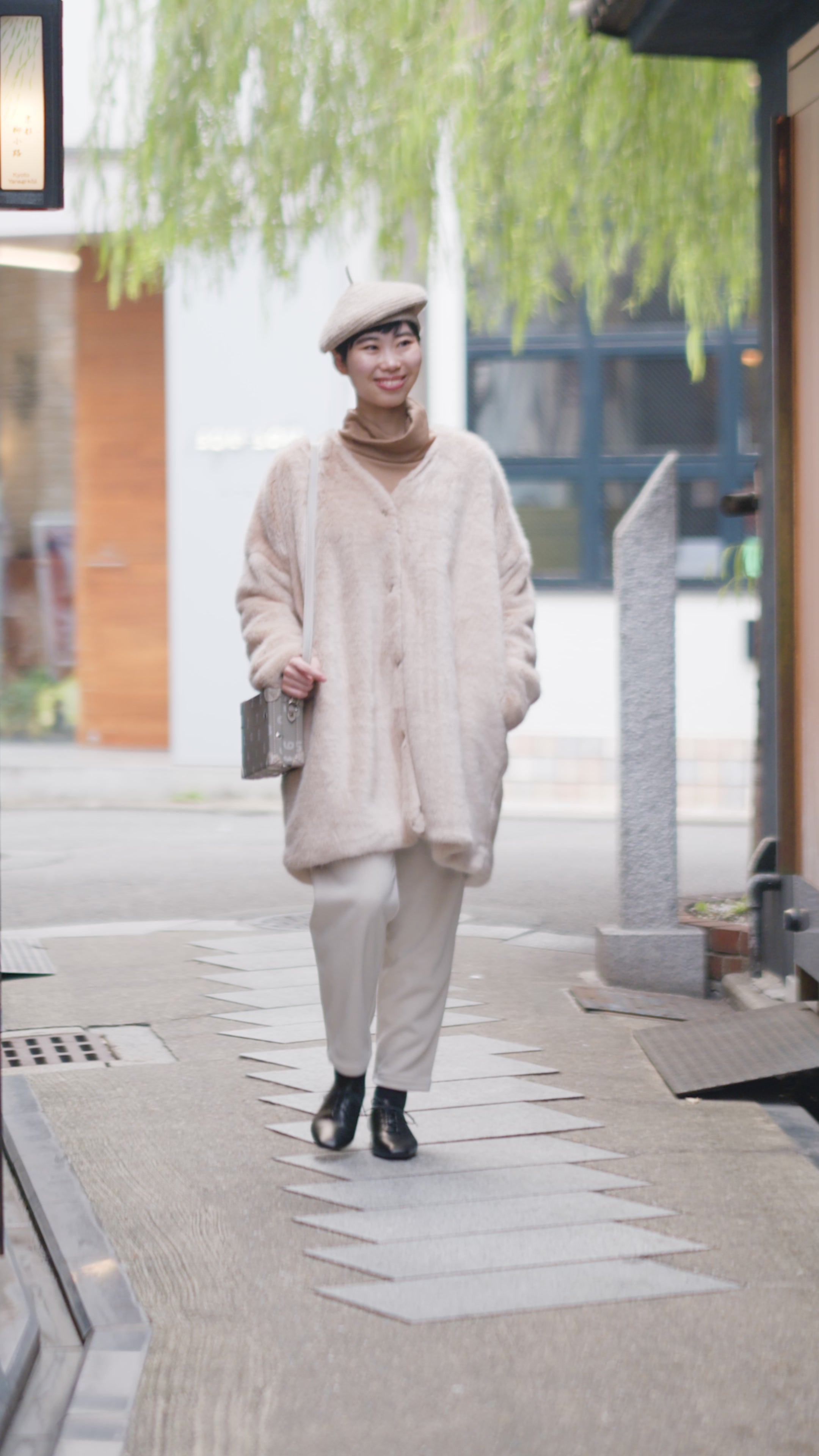 美品✨ヨリ Vネックファーショートコート ノーカラー ボア切り替え ゆったり F フェイクファー Vネック ライトチュニックコート／蘇芳香（すおうこう）