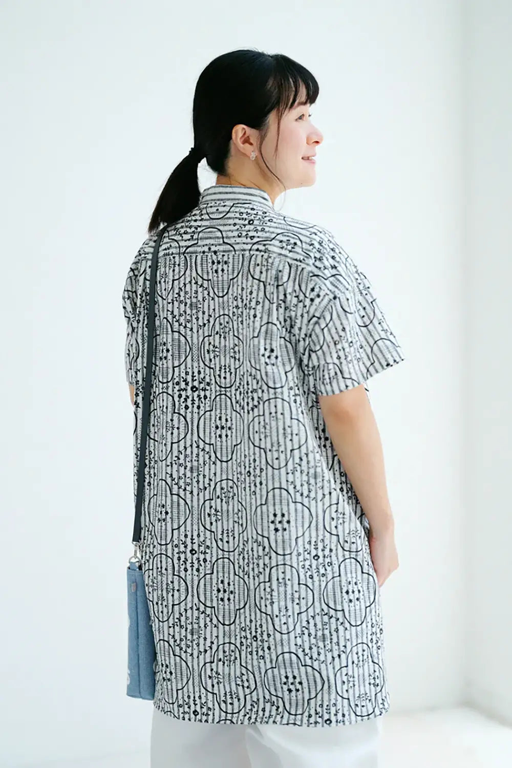 【7月9日頃発送予定】リネン グランチュニック 半袖シャツ R.H／透かし文様（すかしもんよう） グレーストライプ