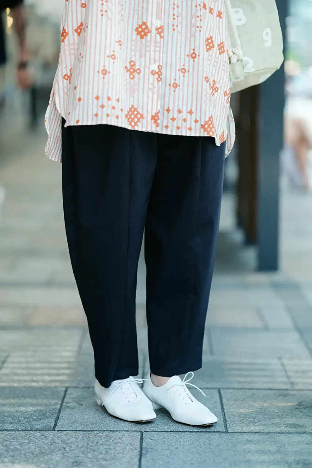 【7月7日頃発送予定】ストレッチツイル バレルレッグパンツ／ダークネイビー